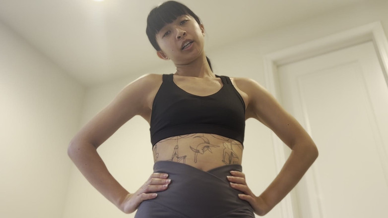 Felicity Azura: Ateşli Asyalı'da gri şort