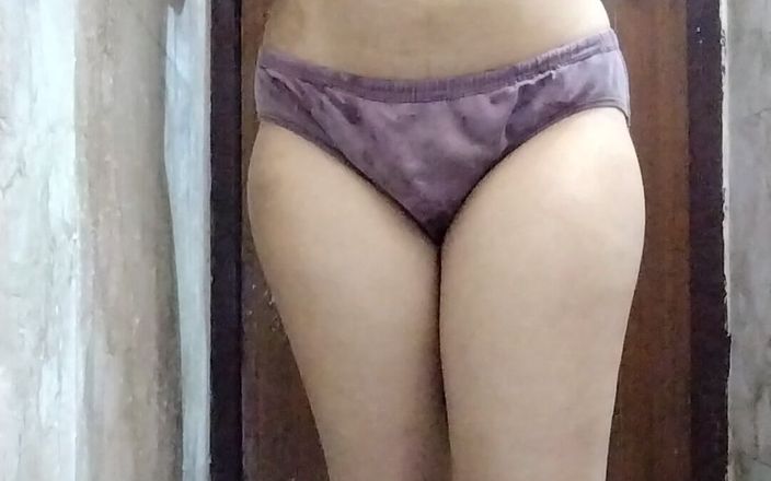 Riya Thakur: Hete stiefzus badend op haar verjaardag, sexy navel