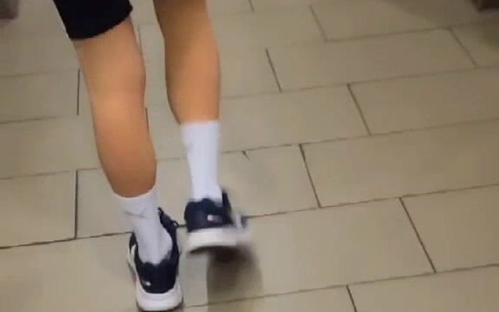 Kinkytwinkpamps: Femboy nosi szorty jogi przez lewatywa w centrum handlowym