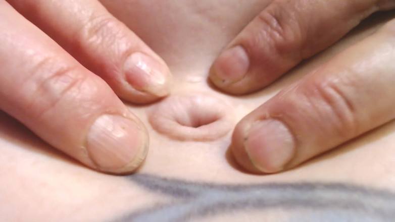 Abby Anna: Rakaman dekat Butang Perut Mendalam