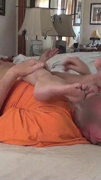 Ann được đầu sau đó sục cu và để anh ta xuất tinh vào chân và chân của cô ấy