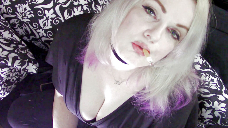 Smoke Temptress Annie Vox - Smoking Fetish: Висячий червоний в чорній сукні