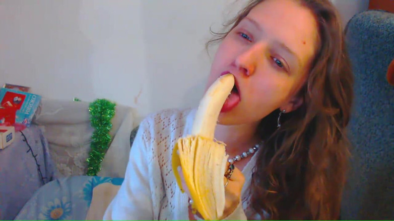 AnnaNotIdealAngel: Bananowy lodzik i czerwone naturalne bardzo długie włosy i niebieski...