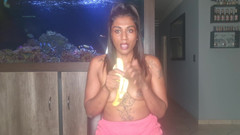 domslutfucker: Desi in topless stringe le sue tette mentre succhia e...