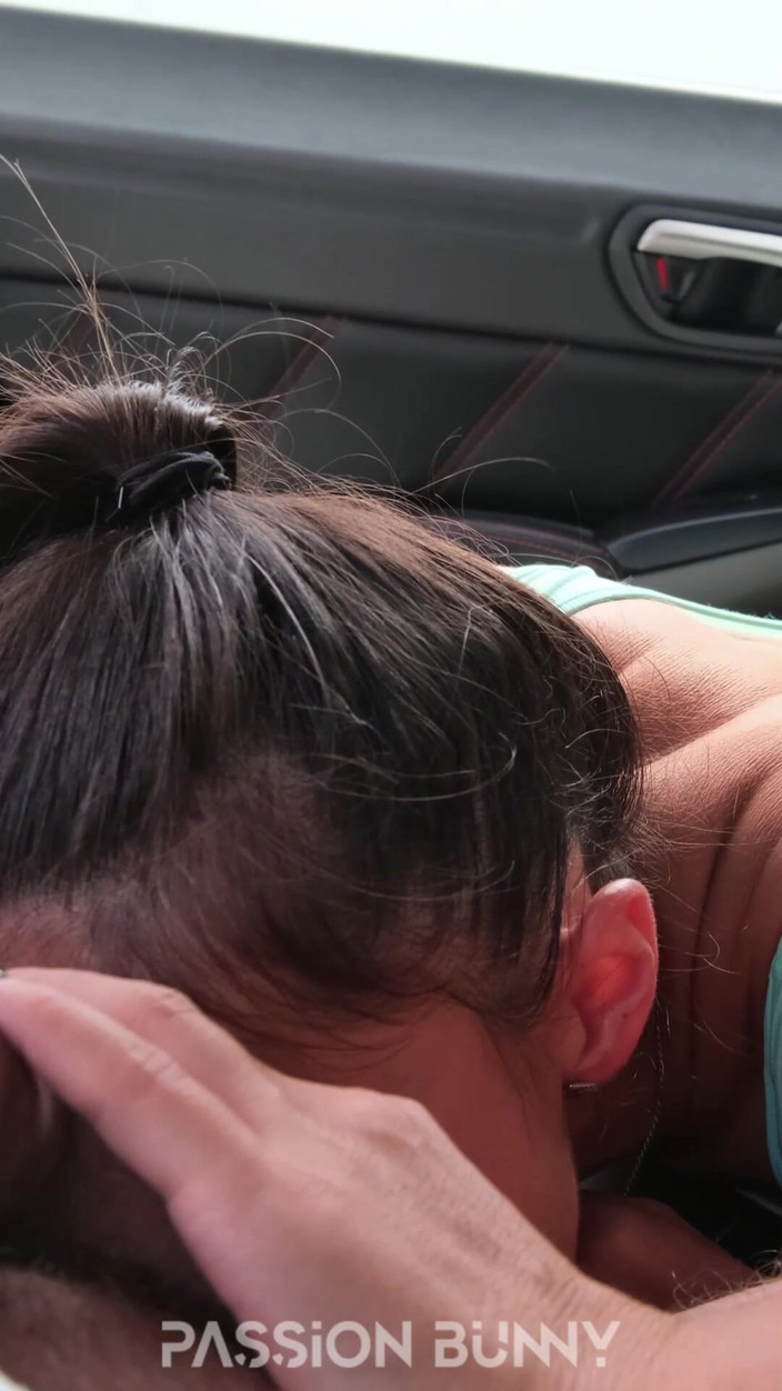 PassionBunny: Manželčin přítel mi pomáhá s výstřikem v autě - podvádění POV