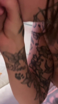 Milf tatuata in trio perverso con un uomo fortunato