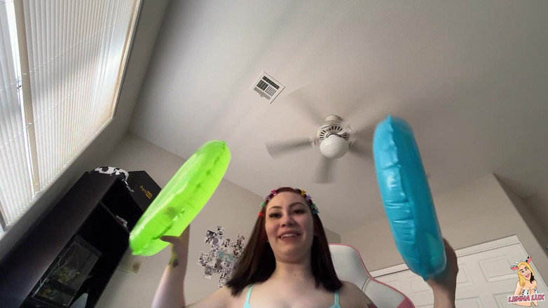 Lenna Lux: Deusa gigante chupa seus infláveis