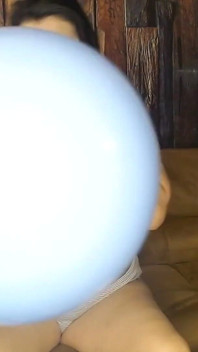 Kuřičící křičící velký modrý balónek