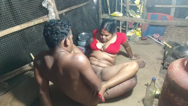 Raju Raju: 마을 부엌에서 벌거벗은 의붓여동생과 섹스