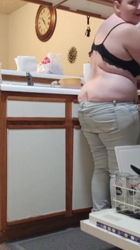 Buttcrack展示正在卸货的洗碗机