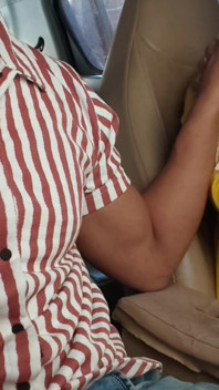 Je l’ai convaincue de montrer ses seins dans la voiture en public risqué dans la nature