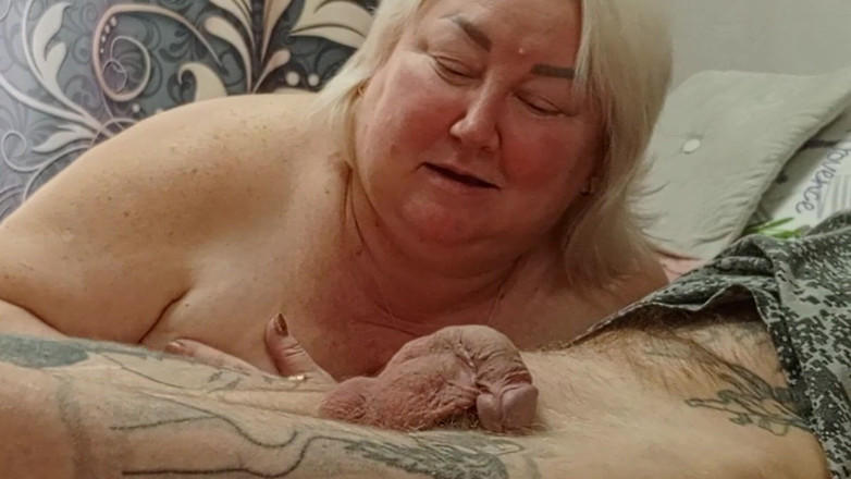 Zona901: Ibu tiri memberikan blowjob berkualiti tinggi dan saya pancut ke...