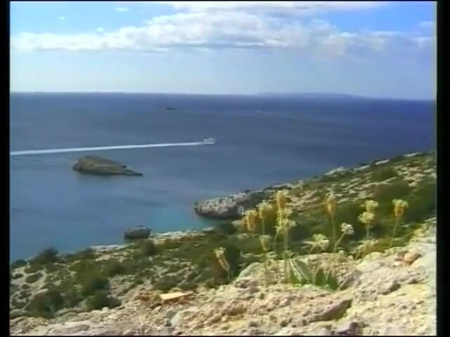 Real porno and movies XXX: Dua kawan sedang bercuti di Ibiza dan mengongkek awek panas.