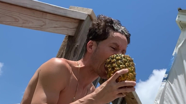 Farmers Wifey: Un băiat de 19 ani își gustă pișatul din ananas