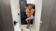 Le doy a mi hermanastra india una buena cogida con mi enorme polla a cambio de ayudarla con la limpieza