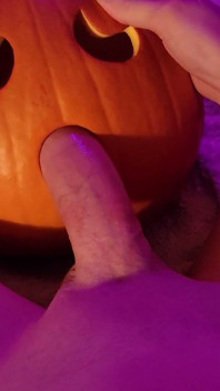 Un Femboy À Grosse Bite Pompe Une Citrouille D’halloween Pleine De Sperme