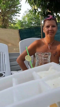 We drinken een mix gemaakt van verse plas en bevroren spermablokjes