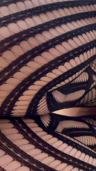 Fată gotică cu țâțe mari în lenjerie black spiderweb, suge pula rapidă