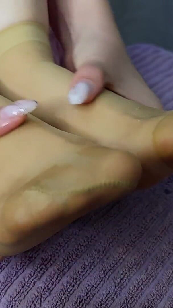 Stacy Starando: Dalam stoking nilon saya tuangkan minyak di seluruh kaki saya...