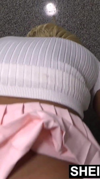 Pressione sulla sorellastra per una scopata con figa bagnata viziosa, pompino nel bagno del bagno, sesso tabù dissolutezza in abito rosa