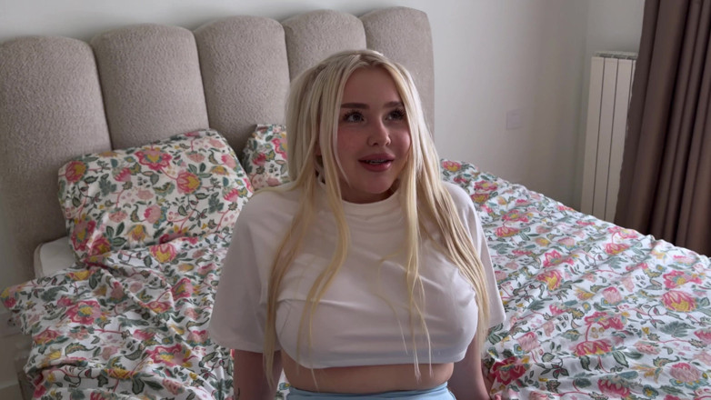 Blondessa: My Stepsister in Leggings Was Doing Sports and I Got