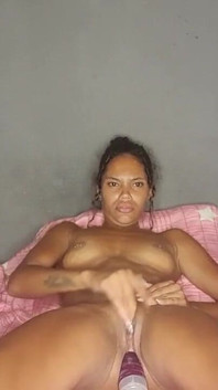 Morena expulsando plug desde dentro de su culo y masturbándose con consolador y vidrio de k-med en su culo
