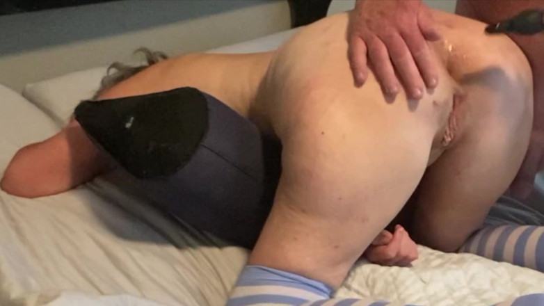 Squirting Senior: Duża dupa dojrzała żona pochyliła się nad pompowaną wtyczką