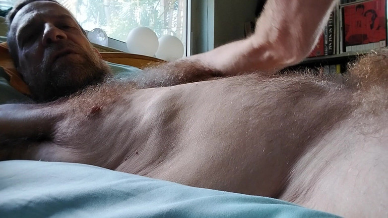 Hairyartist: Limpando meu esperma na minha axila suada