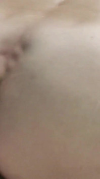 Une MILF mature à gros cul chevauche en cheval renversé