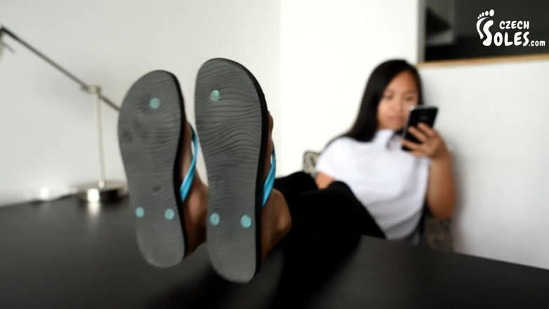 Czech Soles - foot fetish content: Oyuncu ve sevimli Asyalı çıplak ayaklar