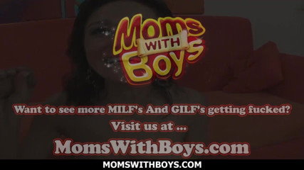 Moms With Boys: Isteri bertetek besar Sami Scott dikongkek semasa suami menonton
