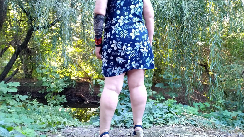 Elena: Spreading my huge ass hard and pissing in outdoors.