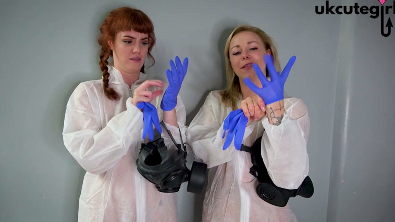 UKCuteGirl Lucy Lauren: Gasmasken-krankenschwestern geben zum anfassen mit Latexhandschuh medizinische Behandlung