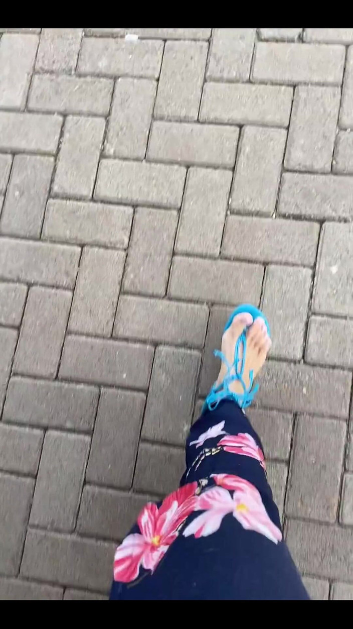KiffaFeet: Dzień dobry z moimi seksownymi nogami i niebieskimi sandałami