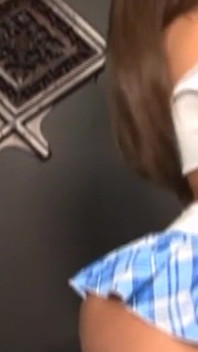Si rambut coklat bersalah menghisap zakar besar lubang gemilang untuk membasuh dosanya