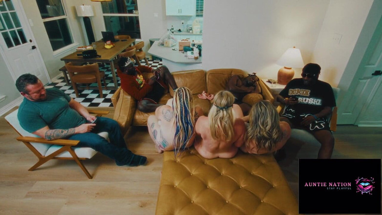 Auntie Nation: Ragazze di uso gratuito