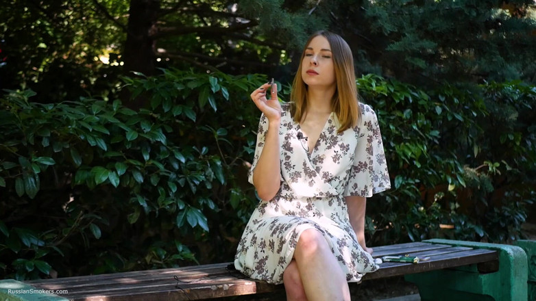 Russian Smokers: Evgeniya fumează o țigară puternică