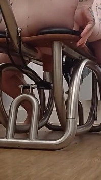 Lorelei viene per un caffè e prova una sedia sessuale e un trio