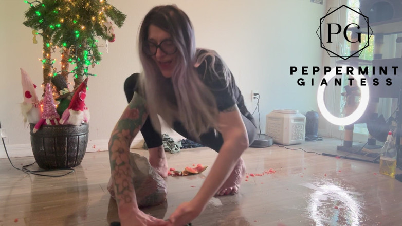 Peppermint Giantess: Наслідки фруктової тисняви: очищення соковитого безладу на підлозі