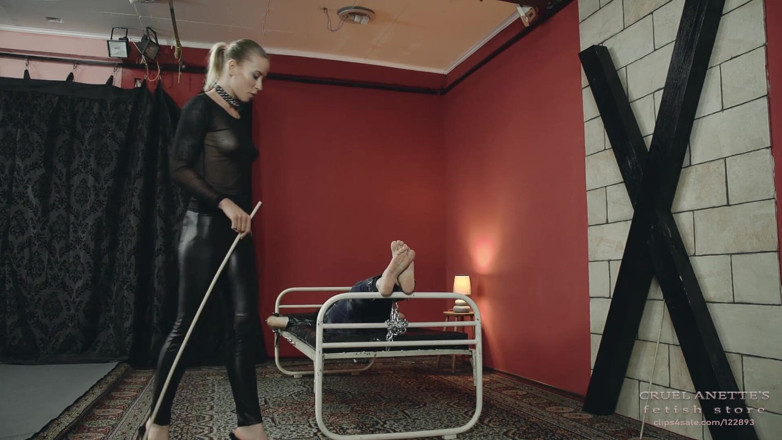 Cruel Anettes fetish world: Bastinado trên giường