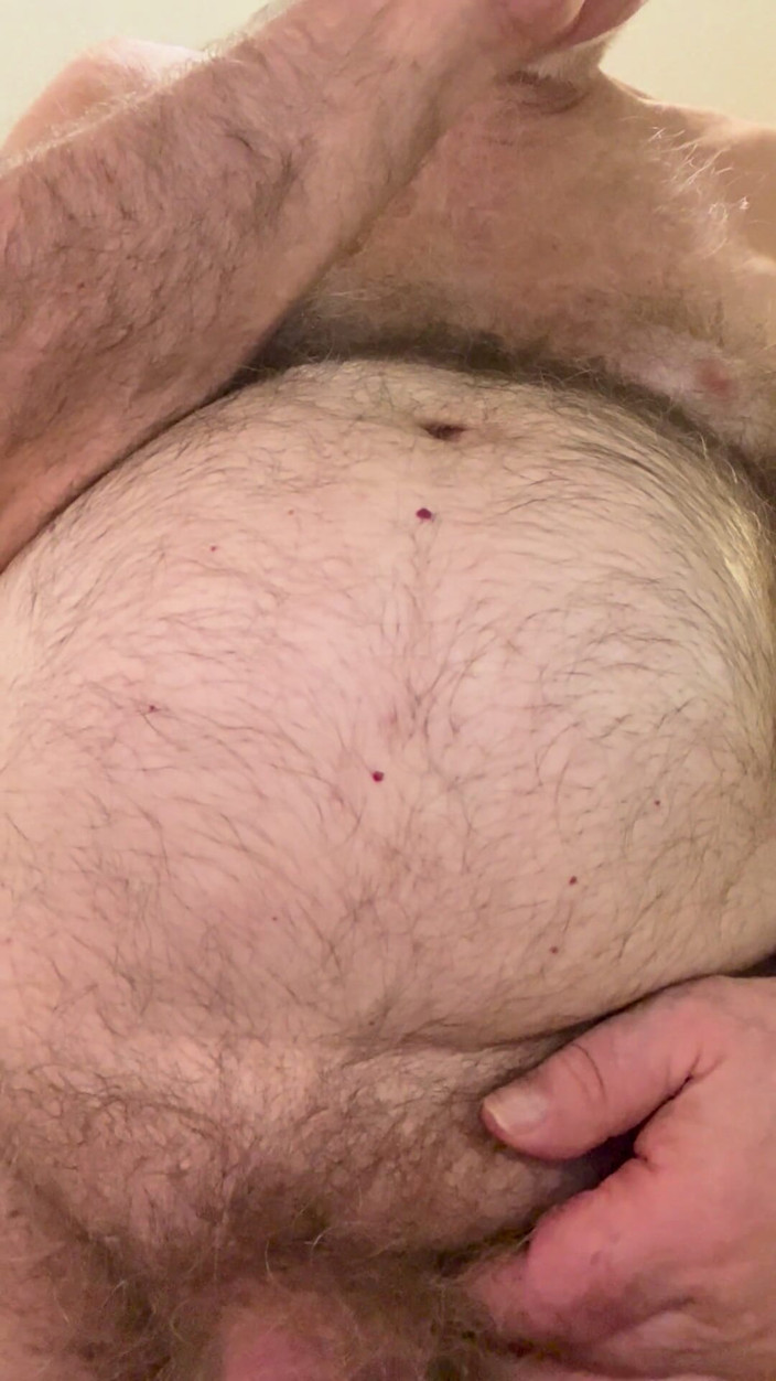 Coach Karl dude lodge: O técnico Karl esfrega sua barriga peluda para você 6940