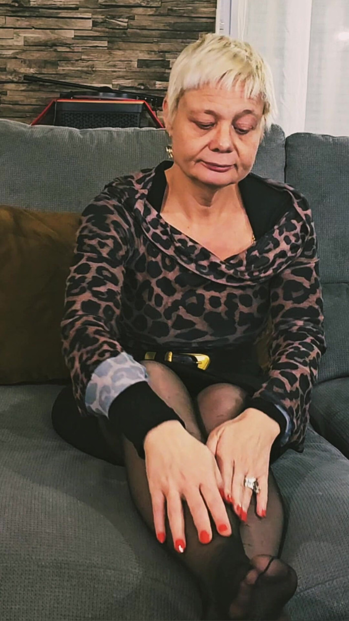 Sofy13: Merhaba, iyi bir MILF'le seks yapmak istiyor musun