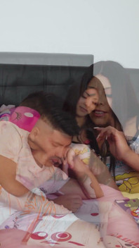 Ibu tiri pacarku yang berdada besar mengisap penisku saat kami berdua saja