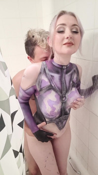 Nina Williams îndepărtarea vopselei corpului și futai la duș