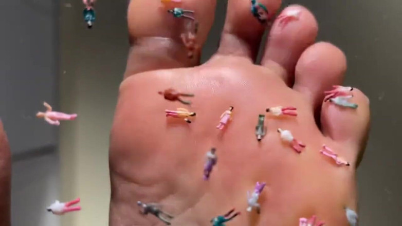 Pink Foxx: Pink Foxx Giantess Foot Play