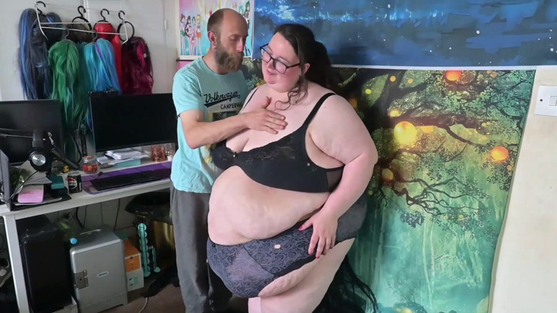 SSBBWLadyBrads: Culona se quitó la ropa interior y se besó sensualmente
