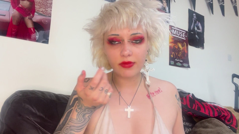 Glitterqueen1999: Rtěnka polibky a kouření červené černé rty deepthroat nedbalý