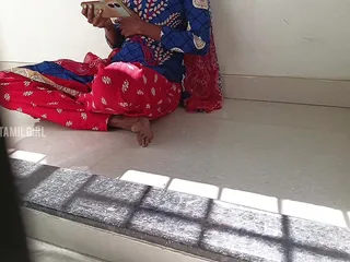 सौतेली मम्मी सौतेले बेटे के सामने पोर्न देख रही है