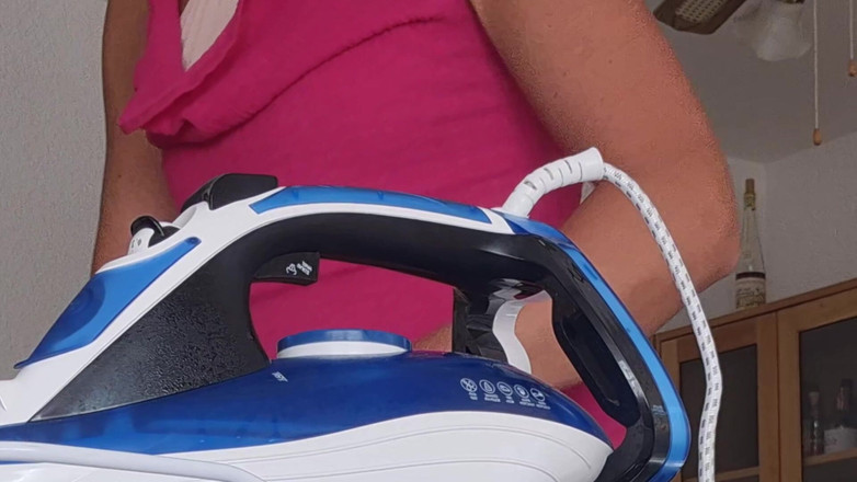 SavageHeater59: Lihat di bawah rokku saat aku menyetrika