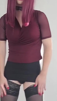 Crossdresser dalam skirt mini seksi dan kasut tumit tinggi